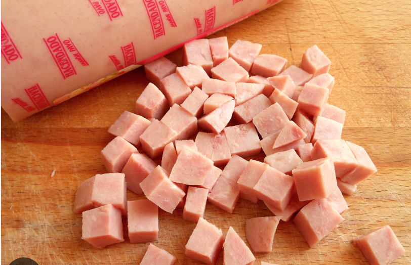 Ensalada Mediterranea acompañada de guisantes en conserva con taquitos de jamón de york.